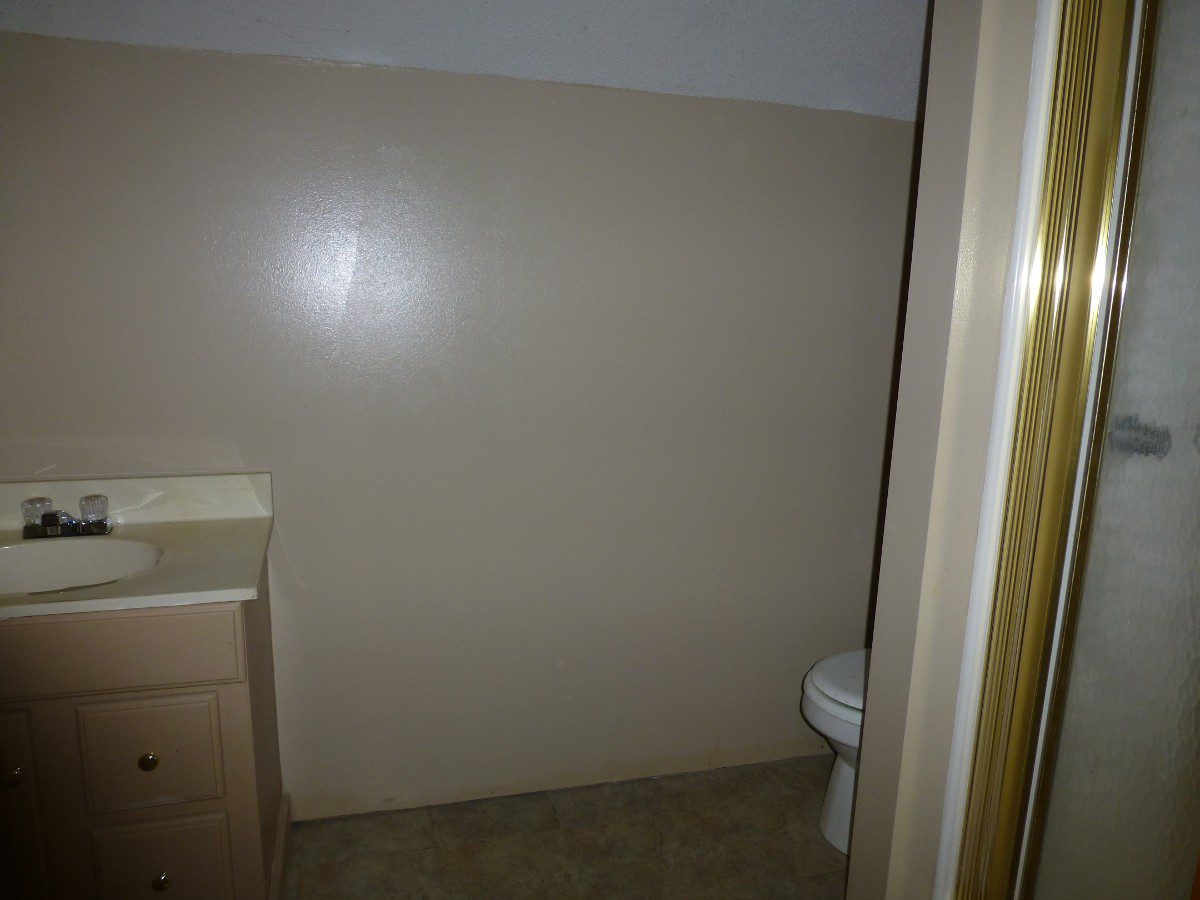 15-upstairs-bathroom